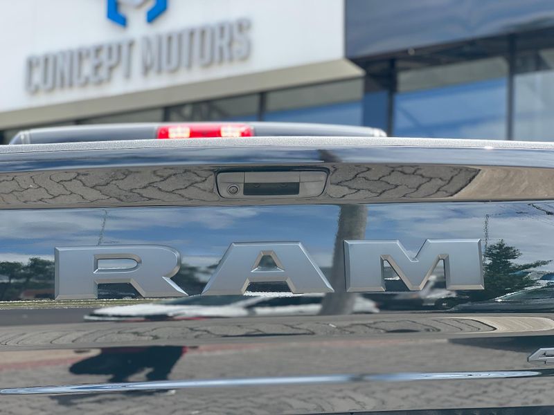 Ram Classic LARAMIE NIGHT ED 5.7 4X4 Aut. 2022/2022 CONCEPT MOTORS PASSO FUNDO / Carros no Vale