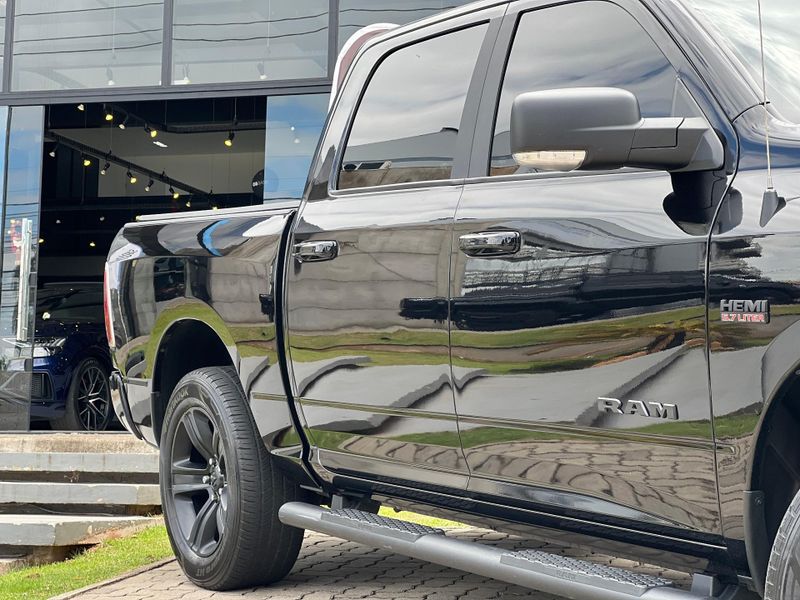 Ram Classic LARAMIE NIGHT ED 5.7 4X4 Aut. 2022/2022 CONCEPT MOTORS PASSO FUNDO / Carros no Vale