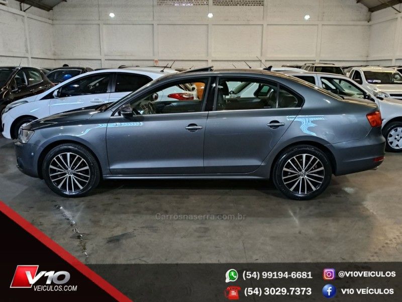 VOLKSWAGEN JETTA 2.0 TSI HIGHLINE 211CV DSG 2014/2014 V10 VEÍCULOS CAXIAS DO SUL / Carros no Vale