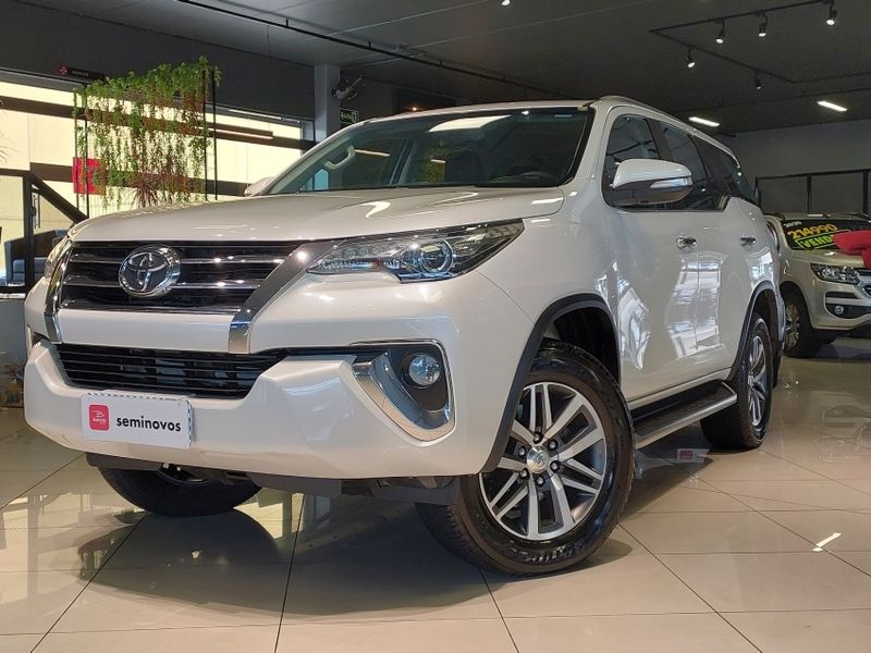 Toyota HILUX SW4 2.8 SRX 4X4 16V TURBO INTERCOOLER DIESEL 4P AUTOMÁTICO 2016/2017 BETIOLO NOVOS E SEMINOVOS LAJEADO / Carros no Vale