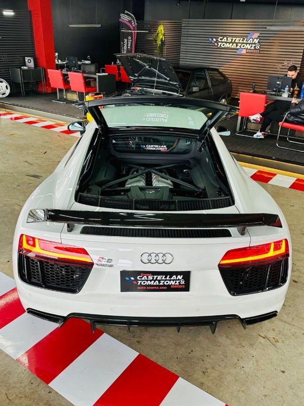 Audi R8 5.2 FSI COUPE PLUS QUATTRO V10 40V GASOLINA 2P S TRONIC 2017/2018 CASTELLAN E TOMAZONI MOTORS CAXIAS DO SUL / Carros no Vale