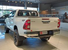 Toyota HILUX 2.8 D-4D TURBO DIESEL CD SRX 4X4 AUTOMÁTICO 2023/2024 BETIOLO NOVOS E SEMINOVOS LAJEADO / Carros no Vale