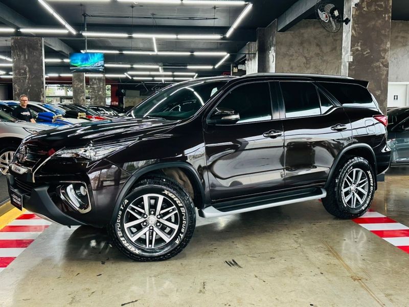 Toyota HILUX SW4 2.8 SRX 4X4 7 LUGARES 16V TURBO INTERCOOLER DIESEL 4P AUTOMÁTICO 2016/2017 CASTELLAN E TOMAZONI MOTORS CAXIAS DO SUL / Carros no Vale