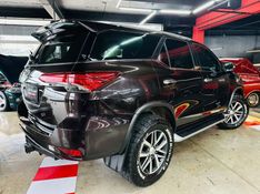 Toyota HILUX SW4 2.8 SRX 4X4 7 LUGARES 16V TURBO INTERCOOLER DIESEL 4P AUTOMÁTICO 2016/2017 CASTELLAN E TOMAZONI MOTORS CAXIAS DO SUL / Carros no Vale