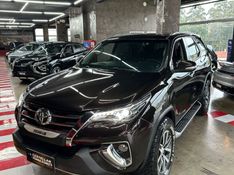 Toyota HILUX SW4 2.8 SRX 4X4 7 LUGARES 16V TURBO INTERCOOLER DIESEL 4P AUTOMÁTICO 2016/2017 CASTELLAN E TOMAZONI MOTORS CAXIAS DO SUL / Carros no Vale