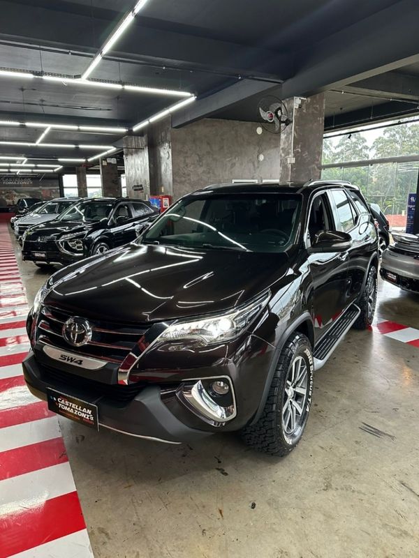 Toyota HILUX SW4 2.8 SRX 4X4 7 LUGARES 16V TURBO INTERCOOLER DIESEL 4P AUTOMÁTICO 2016/2017 CASTELLAN E TOMAZONI MOTORS CAXIAS DO SUL / Carros no Vale