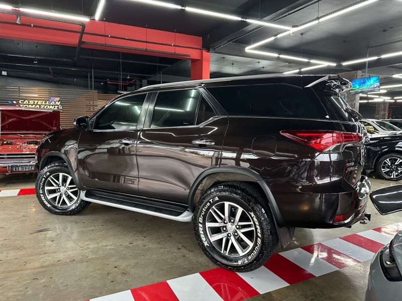 Toyota HILUX SW4 2.8 SRX 4X4 7 LUGARES 16V TURBO INTERCOOLER DIESEL 4P AUTOMÁTICO 2016/2017 CASTELLAN E TOMAZONI MOTORS CAXIAS DO SUL / Carros no Vale