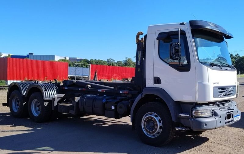 Volvo VM 330 6×4 2p Rol On 2012/2012 CAMINHÕES & CAMIONETAS PASSO FUNDO / Carros no Vale