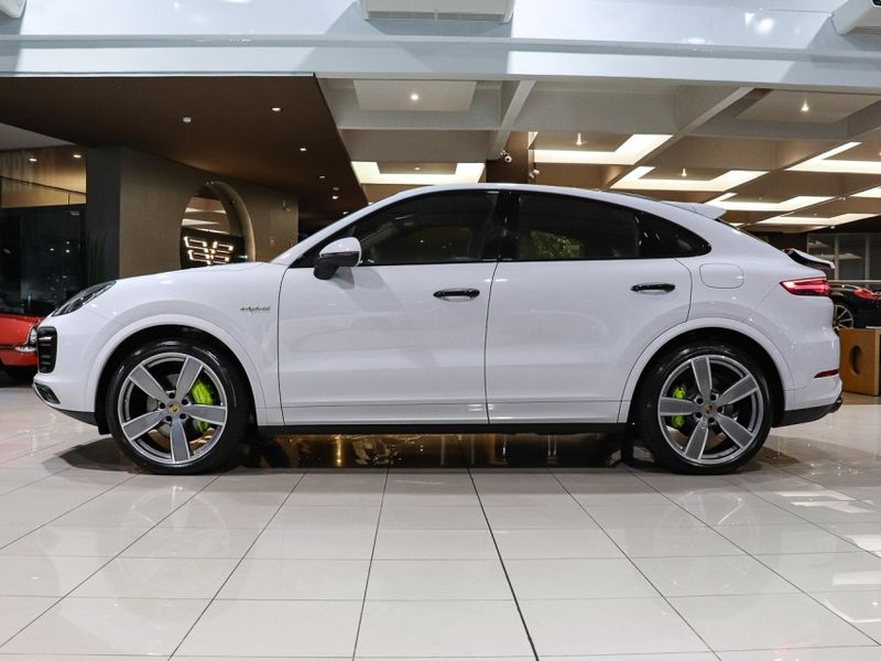 Porsche CAYENNE 3.0 V6 E-HYBRID COUPÉ AWD 2021/2022 VIA BELLA VEÍCULOS ESPECIAIS CAXIAS DO SUL / Carros no Vale