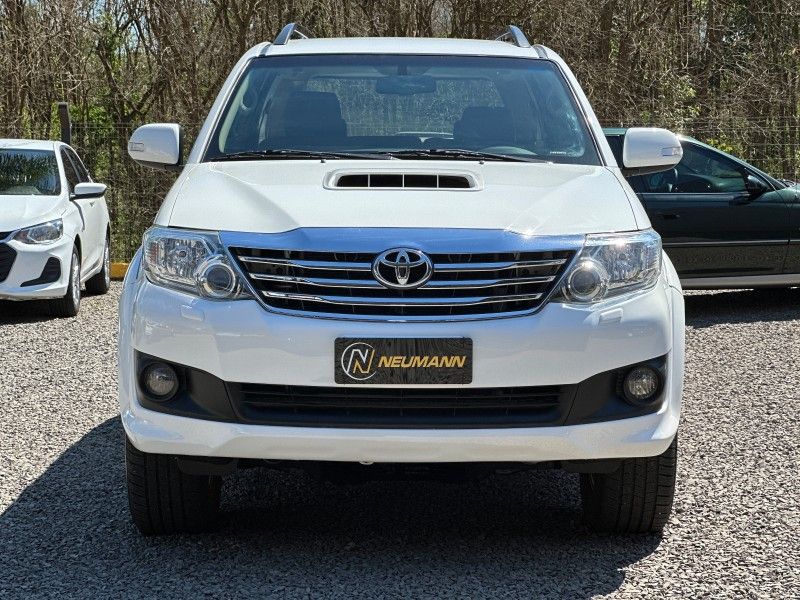 Toyota HILUX SW4 3.0 TB 16V 2015 NEUMANN VEÍCULOS ARROIO DO MEIO / Carros no Vale