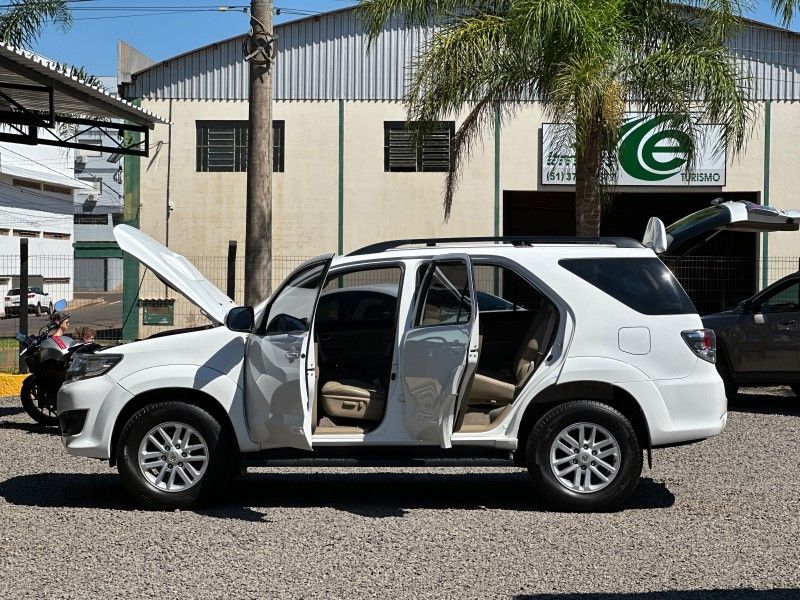 Toyota HILUX SW4 3.0 TB 16V 2015 NEUMANN VEÍCULOS ARROIO DO MEIO / Carros no Vale