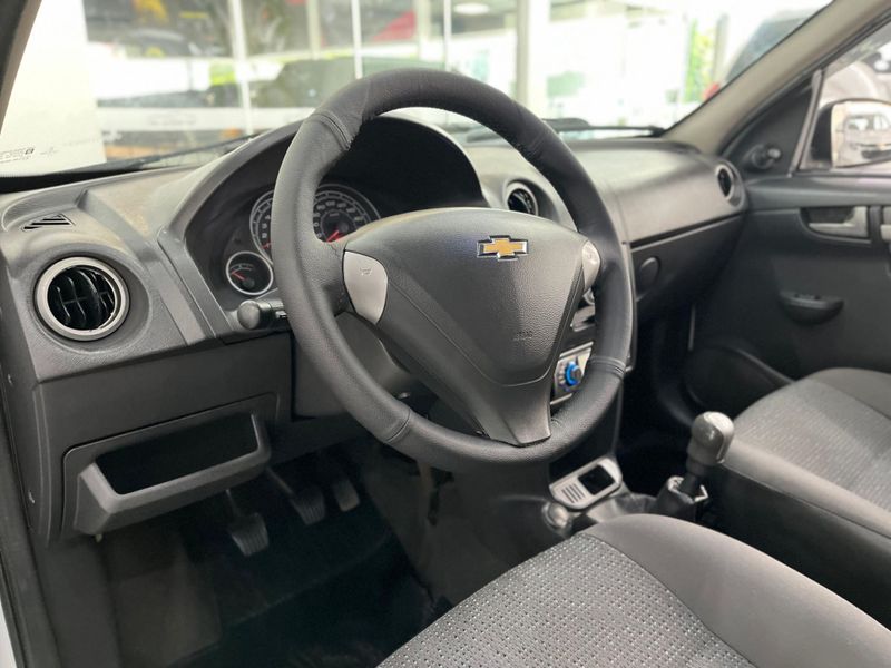 Chevrolet Celta 1.0 Lt 8v 2013/2014 SIM AUTOMÓVEIS ROLANTE / Carros no Vale