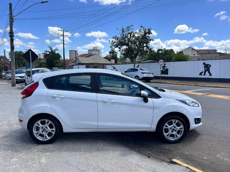 FORD NEW FIESTA 1.6 16V FLEX MEC 5P 2016/2016 LS MULTIMARCAS VENÂNCIO AIRES / Carros no Vale