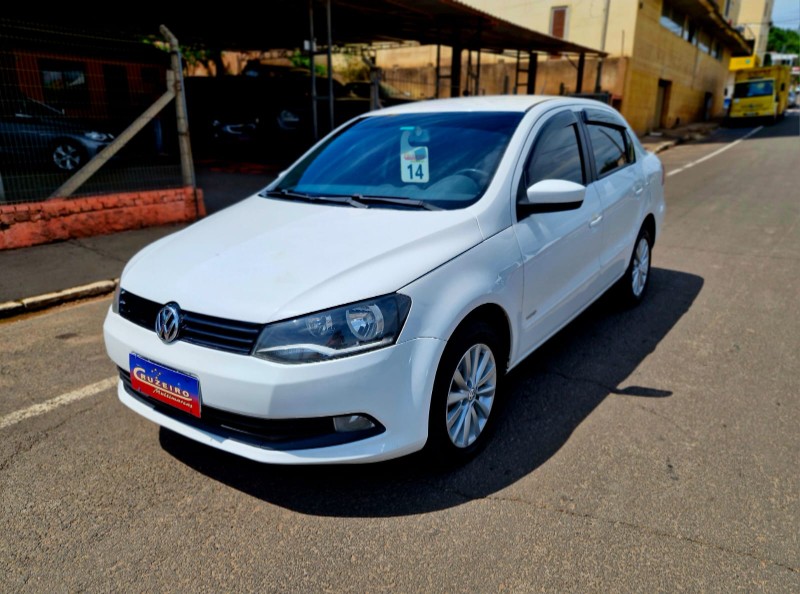 VOLKSWAGEN VOYAGE NOVO VOYAGE 1.6 2013/2014 CRUZEIRO MULTIMARCAS CRUZEIRO DO SUL / Carros no Vale