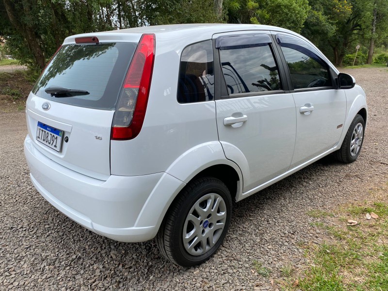 FORD FIESTA 1.6 FLEX /2013 MENEGHINI VEÍCULOS ARROIO DO MEIO / Carros no Vale