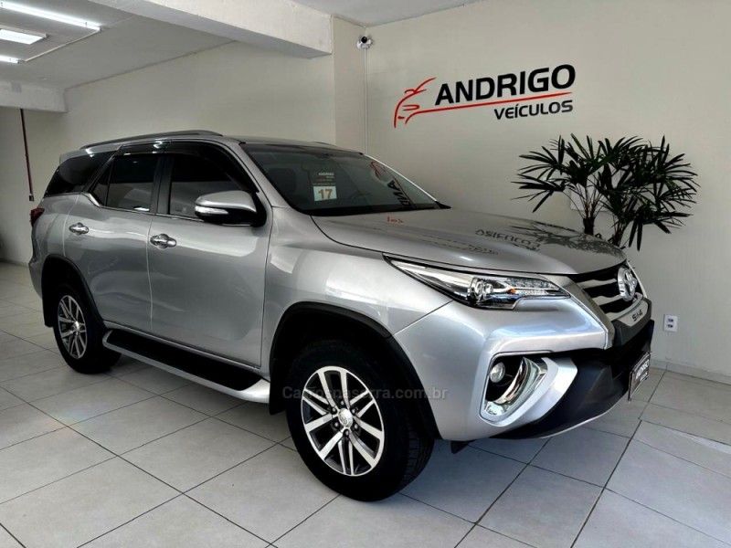 TOYOTA HILUX SW4 2.8 SRX 4X4 7 LUGARES 16V TURBO INTERCOOLER 2016/2017 ANDRIGO VEÍCULOS CAXIAS DO SUL / Carros no Vale