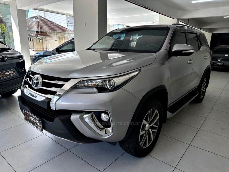 TOYOTA HILUX SW4 2.8 SRX 4X4 7 LUGARES 16V TURBO INTERCOOLER 2016/2017 ANDRIGO VEÍCULOS CAXIAS DO SUL / Carros no Vale