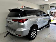 TOYOTA HILUX SW4 2.8 SRX 4X4 7 LUGARES 16V TURBO INTERCOOLER 2016/2017 ANDRIGO VEÍCULOS CAXIAS DO SUL / Carros no Vale