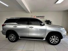 TOYOTA HILUX SW4 2.8 SRX 4X4 7 LUGARES 16V TURBO INTERCOOLER 2016/2017 ANDRIGO VEÍCULOS CAXIAS DO SUL / Carros no Vale