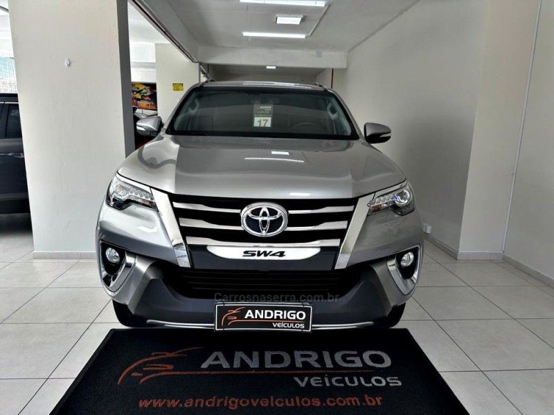 TOYOTA HILUX SW4 2.8 SRX 4X4 7 LUGARES 16V TURBO INTERCOOLER 2016/2017 ANDRIGO VEÍCULOS CAXIAS DO SUL / Carros no Vale