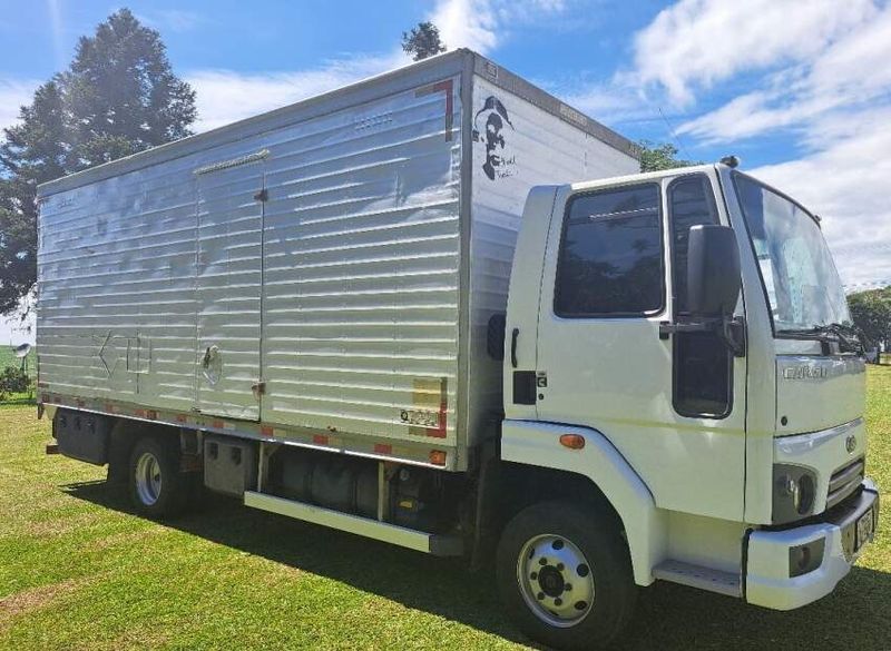 Ford Cargo 816 E Turbo 2p (E5) 2016/2017 CAMINHÕES & CAMIONETAS PASSO FUNDO / Carros no Vale