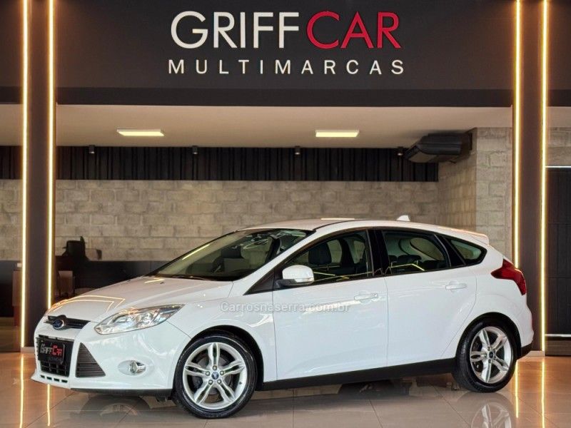 FORD FOCUS 2.0 SE HATCH 16V AUTO 2014/2015 GRIFFCAR MULTIMARCAS DOIS IRMÃOS / Carros no Vale