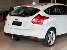 FORD FOCUS 2.0 SE HATCH 16V AUTO 2014/2015 GRIFFCAR MULTIMARCAS DOIS IRMÃOS / Carros no Vale