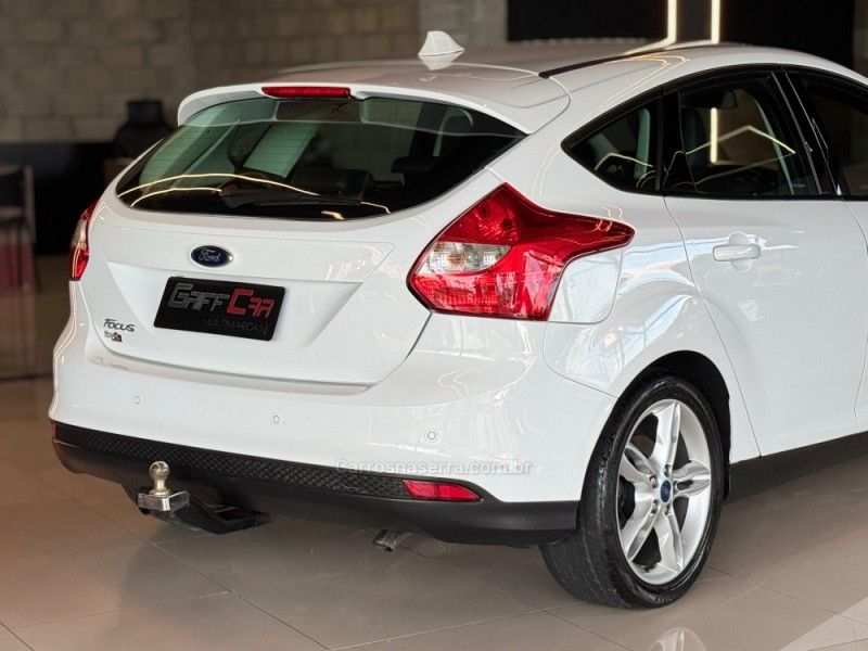 FORD FOCUS 2.0 SE HATCH 16V AUTO 2014/2015 GRIFFCAR MULTIMARCAS DOIS IRMÃOS / Carros no Vale