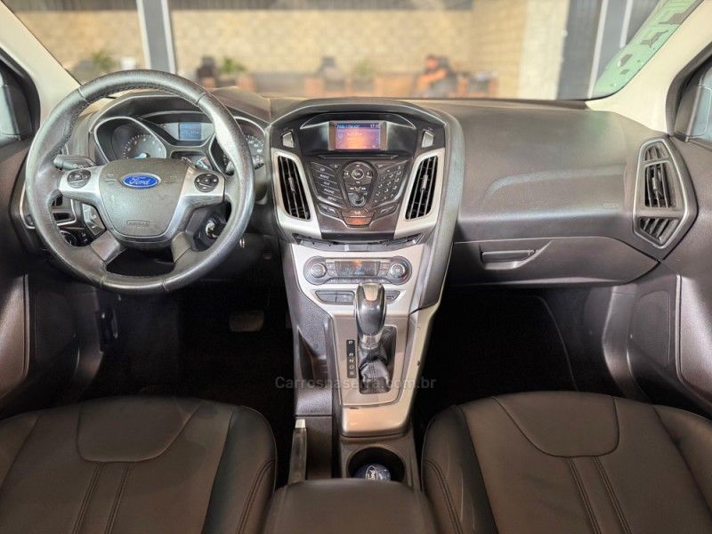 FORD FOCUS 2.0 SE HATCH 16V AUTO 2014/2015 GRIFFCAR MULTIMARCAS DOIS IRMÃOS / Carros no Vale