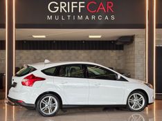 FORD FOCUS 2.0 SE HATCH 16V AUTO 2014/2015 GRIFFCAR MULTIMARCAS DOIS IRMÃOS / Carros no Vale