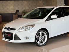 FORD FOCUS 2.0 SE HATCH 16V AUTO 2014/2015 GRIFFCAR MULTIMARCAS DOIS IRMÃOS / Carros no Vale