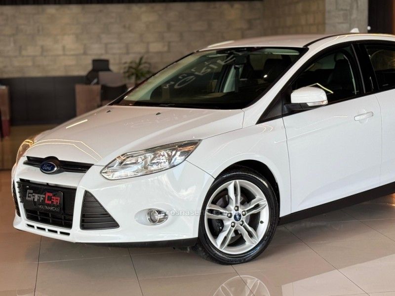 FORD FOCUS 2.0 SE HATCH 16V AUTO 2014/2015 GRIFFCAR MULTIMARCAS DOIS IRMÃOS / Carros no Vale