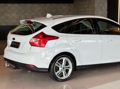 FORD FOCUS 2.0 SE HATCH 16V AUTO 2014/2015 GRIFFCAR MULTIMARCAS DOIS IRMÃOS / Carros no Vale