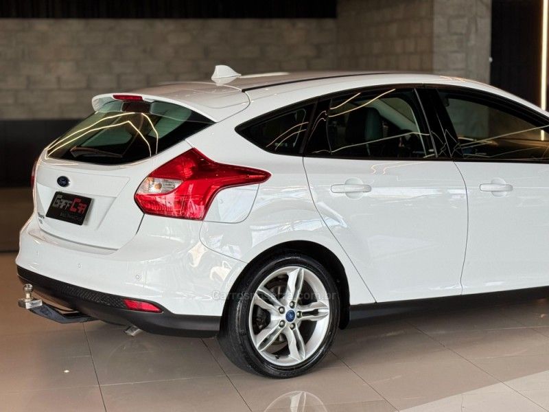 FORD FOCUS 2.0 SE HATCH 16V AUTO 2014/2015 GRIFFCAR MULTIMARCAS DOIS IRMÃOS / Carros no Vale