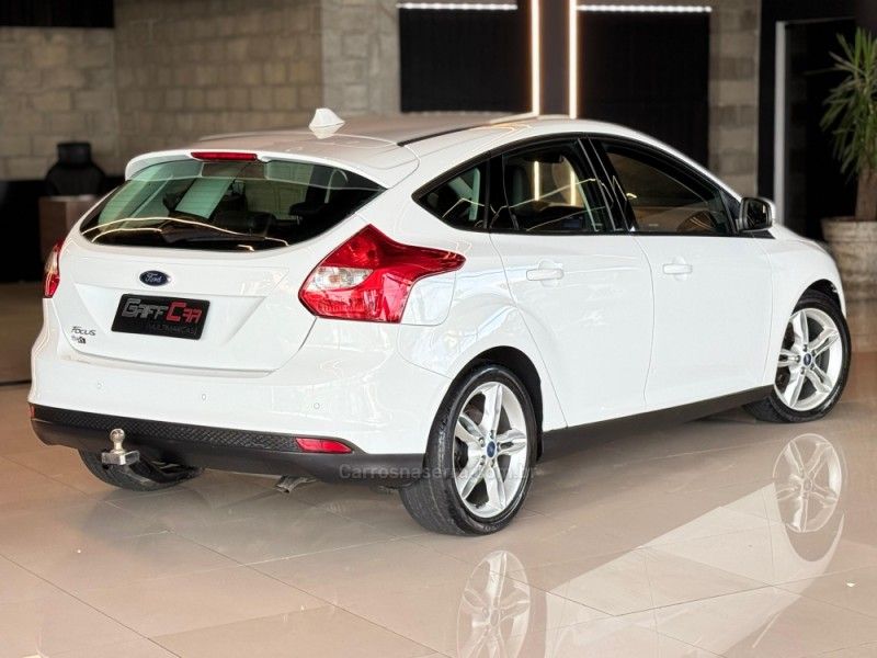 FORD FOCUS 2.0 SE HATCH 16V AUTO 2014/2015 GRIFFCAR MULTIMARCAS DOIS IRMÃOS / Carros no Vale