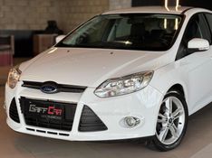 FORD FOCUS 2.0 SE HATCH 16V AUTO 2014/2015 GRIFFCAR MULTIMARCAS DOIS IRMÃOS / Carros no Vale