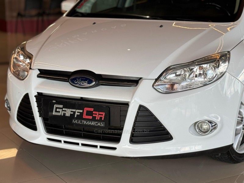 FORD FOCUS 2.0 SE HATCH 16V AUTO 2014/2015 GRIFFCAR MULTIMARCAS DOIS IRMÃOS / Carros no Vale