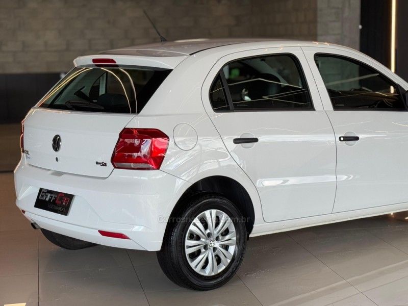 VOLKSWAGEN GOL 1.0 MI TRENDLINE 8V 2017/2018 GRIFFCAR MULTIMARCAS DOIS IRMÃOS / Carros no Vale