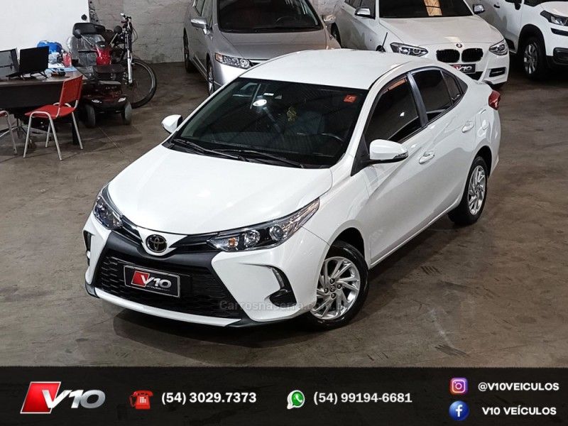 TOYOTA YARIS 1.5 XS SEDAN 16V 2022/2023 V10 VEÍCULOS CAXIAS DO SUL / Carros no Vale