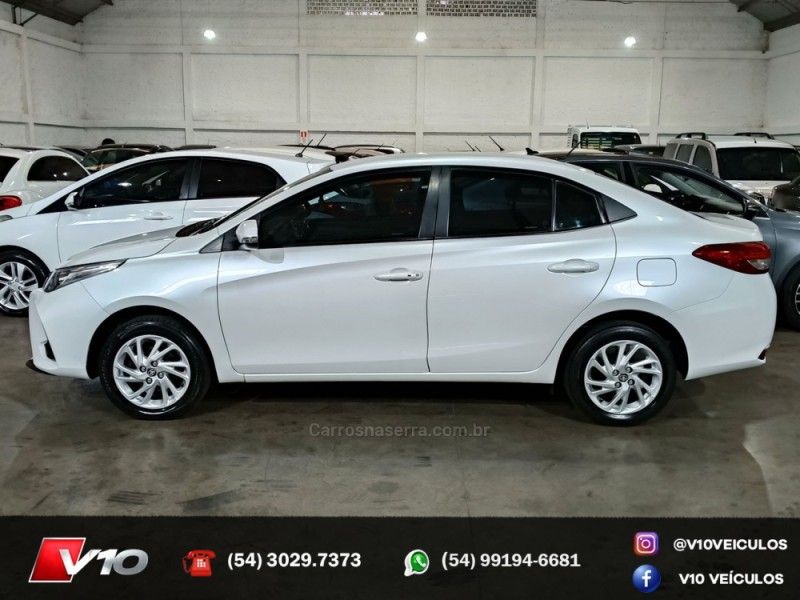 TOYOTA YARIS 1.5 XS SEDAN 16V 2022/2023 V10 VEÍCULOS CAXIAS DO SUL / Carros no Vale