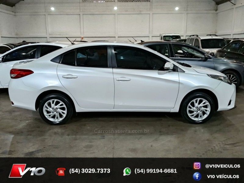 TOYOTA YARIS 1.5 XS SEDAN 16V 2022/2023 V10 VEÍCULOS CAXIAS DO SUL / Carros no Vale