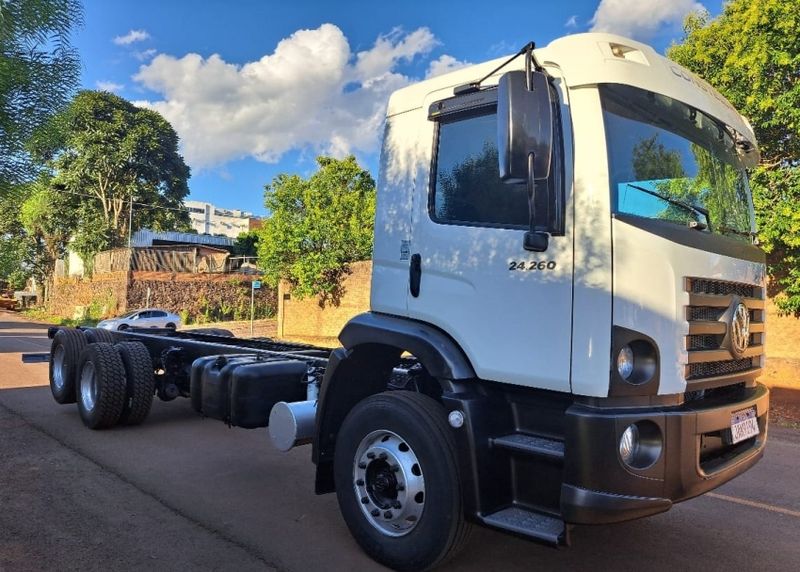 Volkswagen 24260 24-260 E Constel 6×2 2p (E5) Chassi 2020/2021 CAMINHÕES & CAMIONETAS PASSO FUNDO / Carros no Vale