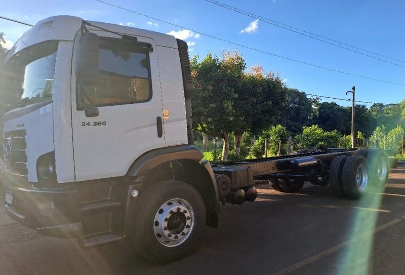 Volkswagen 24260 24-260 E Constel 6×2 2p (E5) Chassi 2020/2021 CAMINHÕES & CAMIONETAS PASSO FUNDO / Carros no Vale