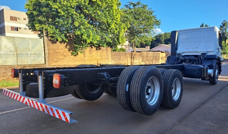 Volkswagen 24260 24-260 E Constel 6×2 2p (E5) Chassi 2020/2021 CAMINHÕES & CAMIONETAS PASSO FUNDO / Carros no Vale